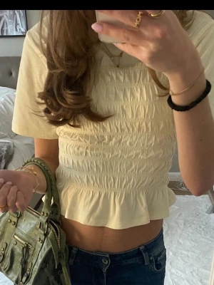 Vit smockad topp - Säljer exakt en likadan som på bilden fast i vit, skriv om ni vill ha bild!!💗