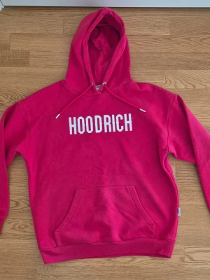 Röd Hoodrich hoodie  - Säljer denna röda Hoodrich hoodien som är köpt på JD sports. Den är varm och perfekt till kalla dagar.