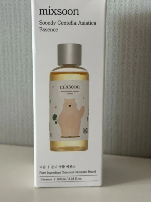 Mixsoon Centella Asiatica Essence - Plomberad. Mixsoon Soondy Centella Asiatica Essence är en vegansk ansiktsessens. Innehåller 100 ml och är perfekt för återfuktande hudvård.