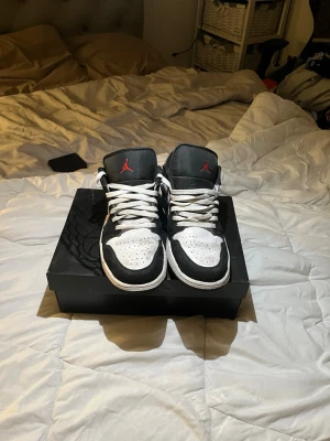 Jordan 1 Low  - Säljer nu dessa Jordan 1 low använt några enstaka gånger köpt hos Nike hemsida riktigt bekväma och sköna skor. 