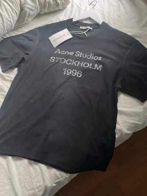 Acne studio tshirt - Endast testat den. Påse och tags. Måtten syns på två sista bilderna! 😊