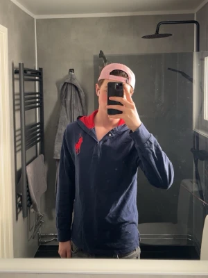 Ralph polo tröja  - Riktigt fett polo tröja lite tunnare hoodie, passar skit bra till våren och sommaren utan några defekter. Modellen är 178cm och 67kg. 🍾👍🥳