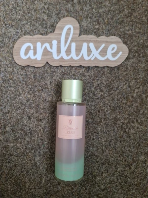 Victoria's Secret Pistachio Crème mist - Fräsch body mist från Victoria's Secret i doften Pistachio Crème. Flaskan är cylinderformad med pastellgrön och rosa ton samt guldfärgat lock. Perfekt för dig som gillar söta och krämiga dofter med en hint av nötighet. Snygg design som passar på sminkbordet. Helt ny och oanvänd. Förhandlar ej med priset