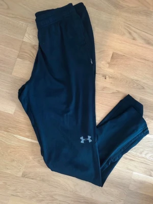 Under Armour byxor  - Mycket fina under Armour byxor, hör av er (för herr)