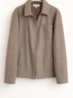 Beige overshirt från Kappahl - Stilren beige overshirt från Kappahl med dragkedja framtill, klassisk krage och tre fickor. Tillverkad i ett mjukt tyg som ger en clean look. Perfekt för lager-på-lager och enkel att matcha med andra plagg.