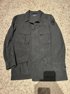 Ralph lauren field jacket  - Tja! Säljer nu denna Ralph lauren overshirt/field jacket i fint skick! Hör av dig vid frågor osv!