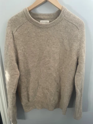 A days march stickad tröja - A days march stickad tröja. Perfekt till våren. Cond 8,5/10. Size medium. Kontakta gärna mig vid fler frågor eller funderingar!