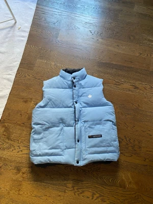 Canada Goose - Väst - Lite schysstare väst från Canada Goose. Säljes i befintligt skick, sällan använd. Perfekt för våren eller sommaren. Storlek M/M men passar  storlek S 