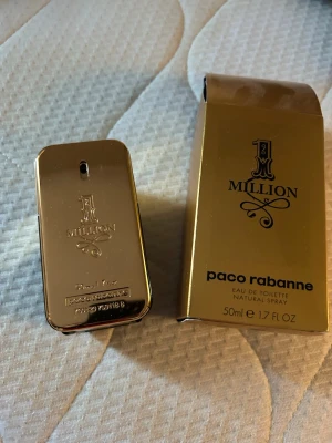 Paco Rabanne 1 Million EdT 50ml - Säljer en ikonisk Paco Rabanne 1 Million Eau de Toilette i 50 ml. Flaskan har en unik guldfärgad design som liknar en guldtacka och kommer med originalkartong. Doften är maskulin och lyxig, perfekt för dig som vill sticka ut.