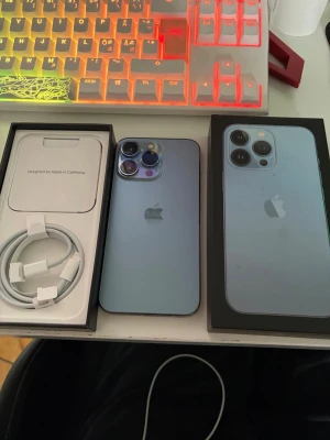 iPhone 13 Pro Sierra Blue - Säljer en iPhone 13 Pro i färgen Sierra Blue med 128GB lagring. Telefonen har en stilren design i glas och metall, tre kameror på baksidan och kommer med originalkartong och laddkabel. Perfekt för dig som vill ha en kraftfull och snygg smartphone.