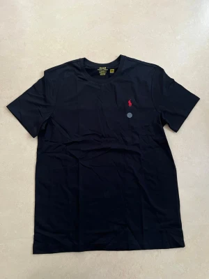 Ralph lauren T-shirt svart storlek medium  - Ny Ralph Lauren t-shirt med klassisk passform. Perfekt basplagg till sommaren.  • Oanvänd • Väldigt populär modell • Enkel att matcha  Skickas snabbt 📦 Rabatt vid köp av flera.