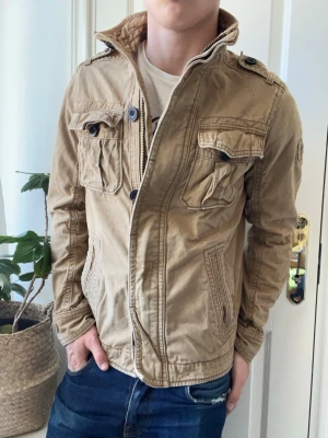 Abercrombie and fitch fieldjacket  - Abercrombie and fitch fieldjacket, Inga defekter! Modellen i bilderna är 180 cm 75 kg och bär Storlek S , Kom med frågor! 🌟 (Kan gå ned i pris vid köp av paket 😉) 