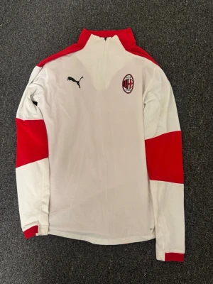AC Milan träningströja - Riktigt bra skick och knappast använd! För ett riktigt bra pris då det också kan diskuteras.