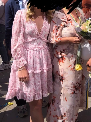 Kortklänning med öppen rygg - Supersöt klänning med öppen rygg. Endast använd 1 gång.