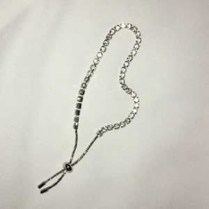 Armband strass - Jättefint glamoröst armband med glimmande stenar. Använt vid ca 3 tillfällen men är inte min stil längre. 