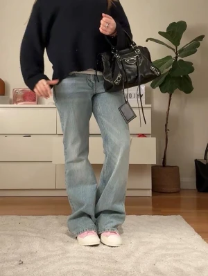 Ljusblå bootcut jeans  - Säljer ett par ljusblå bootcut jeans med klassisk femficksmodell och låg midja. Jeansen har en avslappnad passform och är tillverkade i mjuk denim. Perfekta för en casual och trendig look. W27 L32