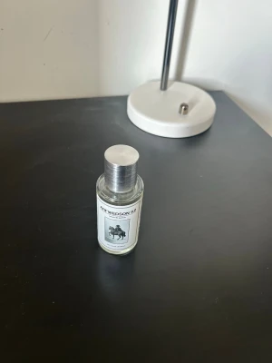 Arfwedson 9.0 Extrait de Parfum - En stilren parfymflaska från Arfwedson med doften 9.0. Flaskan är genomskinlig med en silverfärgad metallkork och etikett med svartvit illustration av en ryttare. Modern och minimalistisk design som passar perfekt på parfymhyllan. Den är använd en gång annars helt orörd. Funkar perfekt nu till sommaren om man vill lukta gott och sticka ut.😎☀️⛱️