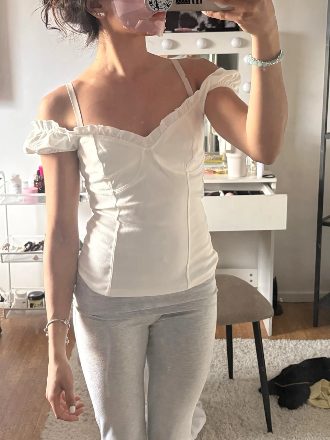 Vit omlott topp med volangdetaljer