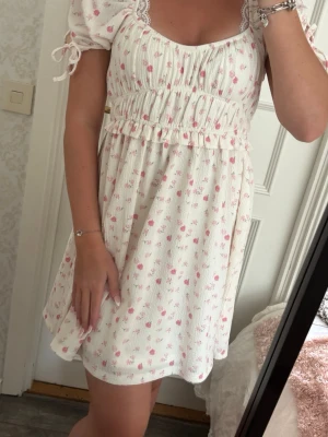 Sommarklänning  - Söt sommarklänning från Gina i storlek S, knappt använd💞