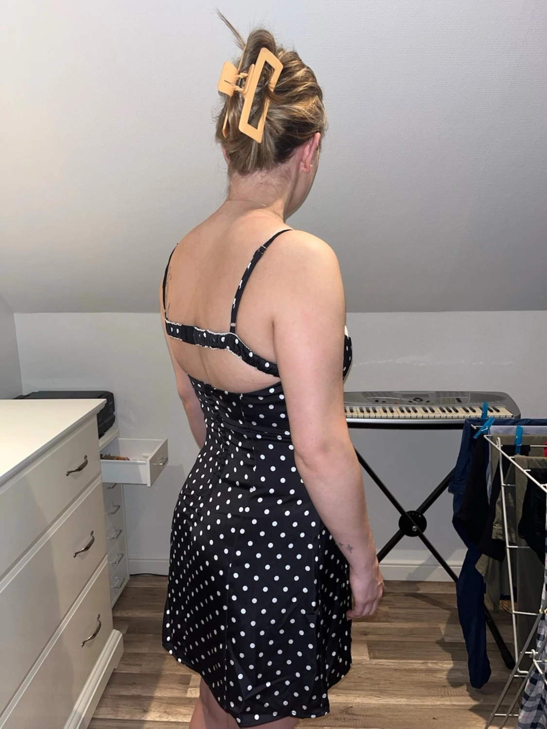 Svart prickig klänning med spets - 4