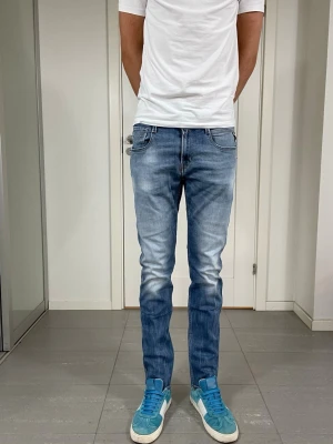 Replay Anbass Jeans - Säljer nu dessa Replay Anbass jeans, W30 o L32, skriv för fler bilder/frågor🙌🏼