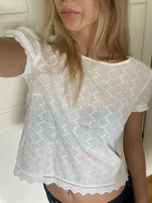 Vit  blus med kort ärm - Söt vit blus från H&M. 