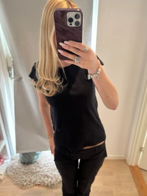 Svart t shirt - Basic svart t shirt från zara med korta ärmar. Använd fåtal gånger och i mycket bra skick, perfekt till sommaren 
