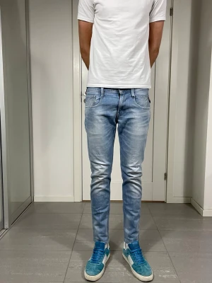 Replay Anbass Jeans  - Säljer nu dessa Replay Anbass Jeans, W29 o L32 med mått: ca 38 o 100 cm. skriv för fler bilder/frågor🙌🏼