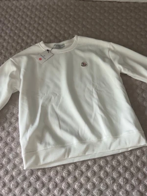 Moncler Tröja Vit - En snygg vit moncler tröja som hade passat dig som vill vara en snygg och elegant person. Kan diskutera pris