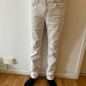 Tommy Hilfiger - Vita jeans från Tommy Hilfiger ( Straight fit) i  storlek 29/32 och väldigt fint skick. Hör av er vid frågar och förderingar pris går att diskuteras! 