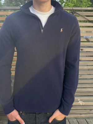 Marinblå halvzip från Ralph Lauren - Säljer nu en tvär fet marinblå ralphlauren halfzip. Storlek M men i barnstorlek XL, modellen är 185cm. Skriv om du har en fråga!