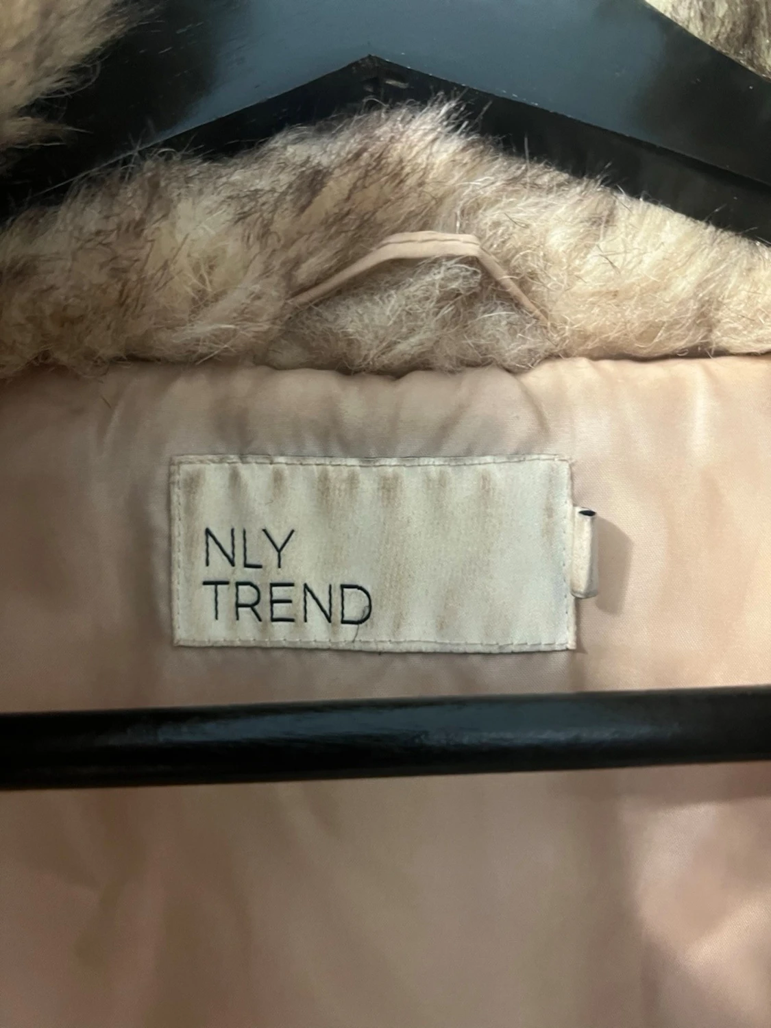 Beige fuskpälsjacka från NLY Trend - 1