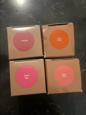 Rhode Pocket Blush 4-pack  - Fyra Rhode Pocket Blush i färgerna Freckle (mjuk rosa), Sun Soak (klar orange), Juice Box (intensiv rosa) och Tan Line (varm korall). Kommer i smidiga fyrkantiga förpackningar. Perfekt för att skapa olika looks med krämig formula. Säg till om ni vill ha någon specifik av dem så löser jag det ☺️💕