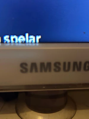 Samsung TV med HDMI - Samsung datorskärm i silverfärgad plast med tydlig logga på framsidan. Skärmen har flera anslutningar på sidan, inklusive HDMI och USB-portar. Passar perfekt till dator eller som extra skärm till gaming eller film.