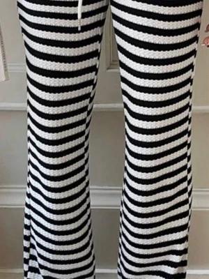 Svartvita randiga leggings - Säljer ett par svartvita mjukisbyxor med horisontella ränder och bred resår i midjan. Materialet är mjukt, kan användas när som. 