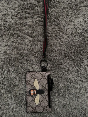 Gg plånbok med bi och halsband - Fet plånbok till sommaren för ni som vill se stiliga ut o kunna lägga pengar o annat i. Ställ gärna frågor!