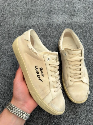 Saint laurent skor 42 - Säljer dessa sjukt feta saint laurent sneakers i size 42. Grymma sommarskor! Skick 8,5/10 slitningarna är orginal design. Saint laurent kort ingår vid köp. Nypris 6000kr. Hör av dig vid intresse, fraktar samma dag 🤩