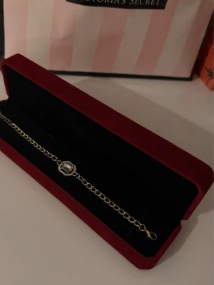 Guld Armband - Helt ny har aldrig använts. Armbandet är utav rostfritt stål. Går även att justera efter din längd på armen.