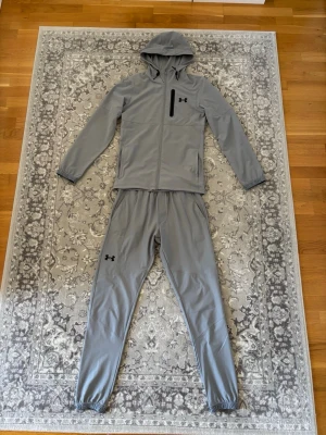 Under Armour Tracksuit - Mängdrabatt finns! Ju fler plagg du köper, desto bättre pris kan jag ge