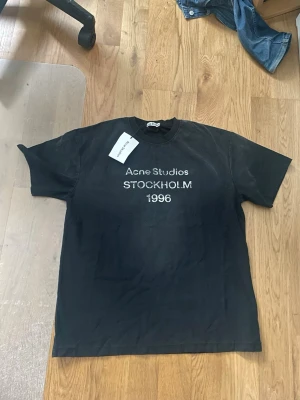 Acne studios t-shirt  - Jag säljer en oanvänd t-shirt från acne. Storlek L men sitter baggy. Hör av er om ni har några frågor🥰