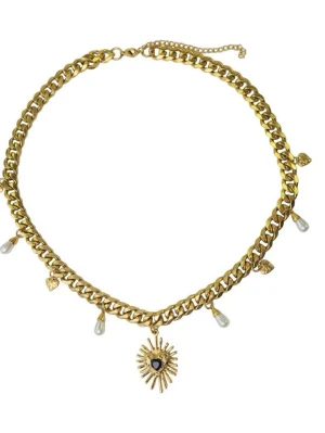 Guldhalsband  - Unikt halsband i guldfärgad metall med chunky kedja, dekorerat med små hjärtan och droppformade pärlor. Mittsmycket är ett solformat hänge med svart hjärta i mitten. Nypris 900kr💕