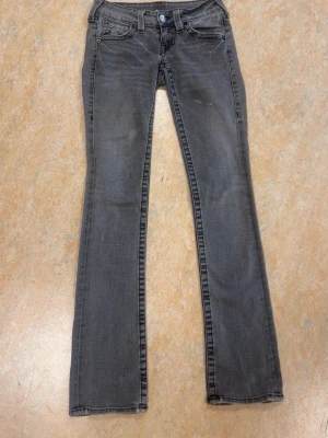 Vintage True Religion jeans - Jätte fina bootcut True Religion i färgen grå,Lite slitage men inget som man tänker på. Original pris var 1500.
