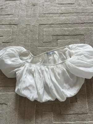 En vit volang topp - Söt sommarig volang topp perfekt till sommaren. Slut såld