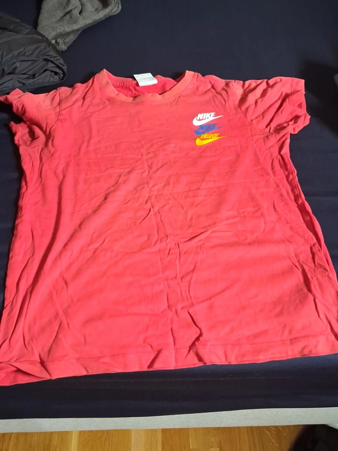 Röd Nike t-shirt med loggor