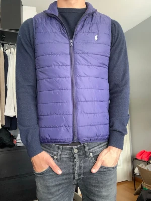 Ralphlauren väst  - Säljer denna riktigt snygga västen från Ralph lauren. Den är nästan aldrig använd så skicket är mycket fint. Det är ett väldigt tunt material. Storleken är M men sitter mer som en S. Skriv vid fler frågor eller bilder.