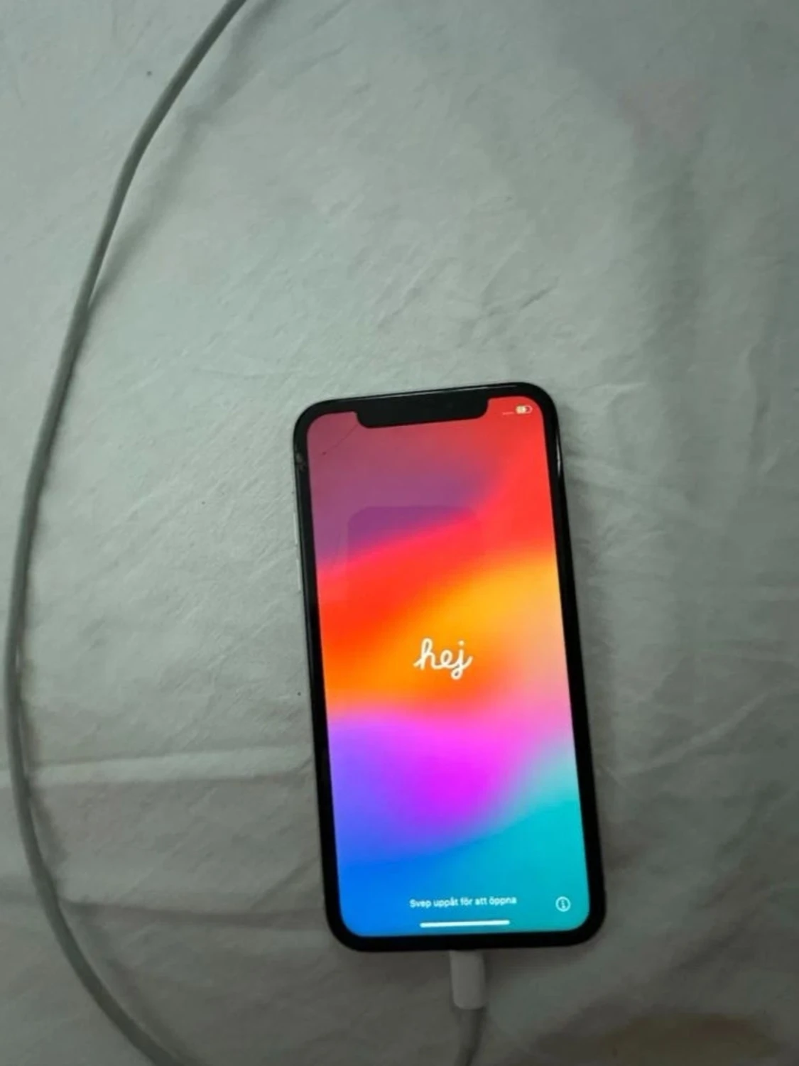 Vit iPhone 11 med dubbla kameror