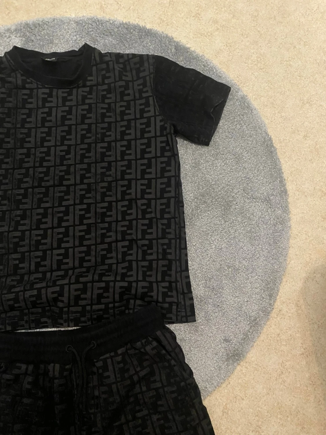 Svarta Fendi shorts och t-shirt med logomönster - 2