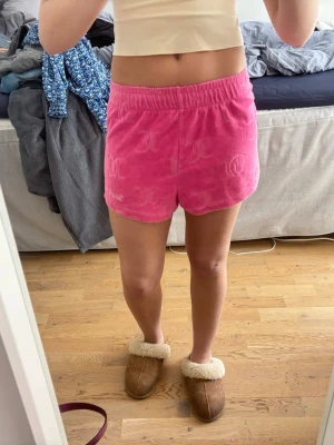 Rosa frottéshorts - Säljer ett par rosa mjukis shorts från jucy i handduksmaterial