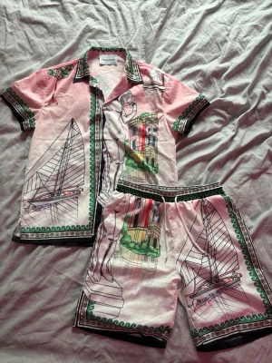 Casablanca set S - 🌴✨ Casablanca-inspirerat set i silkeslook ✨🌴 Superfint tvådelat set med kortärmad skjorta + matchande shorts. Perfekt för sommaren, semester, beach clubs eller en clean streetwear-look ☀️