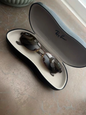 Ray-Ban P - Säljer ett par skitsnygga RayBan P solglasögon (äkta). Dem är i super bra skick (nästan som nya) och man får med sig fodral till dem.  Priset kan diskuteras vid snabb och smidig affär. Hör gärna av er vid mer frågor eller funderingar. 😁